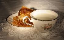 Можно ли пить горячее молоко с медом на ночь: польза и вред