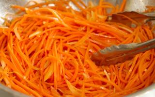 कोरियाई गाजर के साथ पीटा ब्रेड रोल कैसे पकाएं: रेसिपी